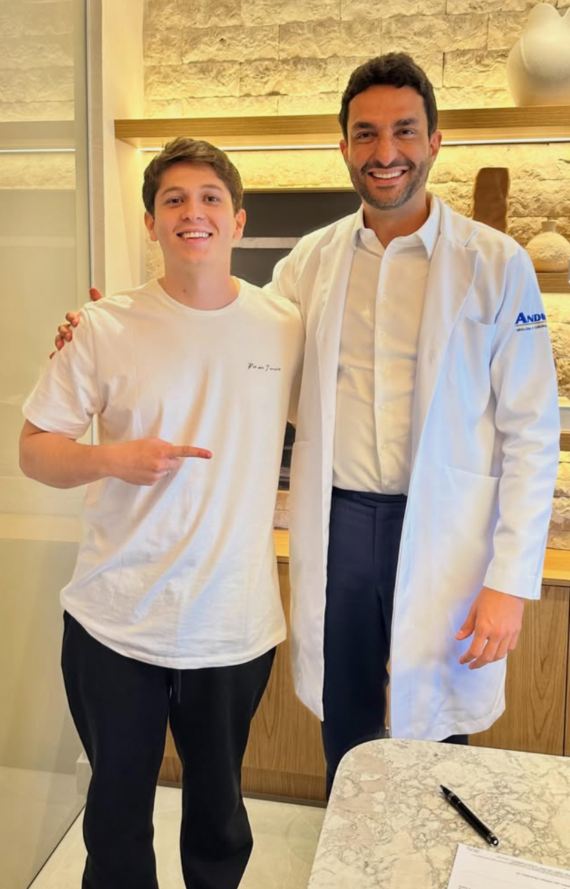 Pedro Augusto e o Dr. Rafael Siqueira Rocha Vidal, sorrindo após o tratamento